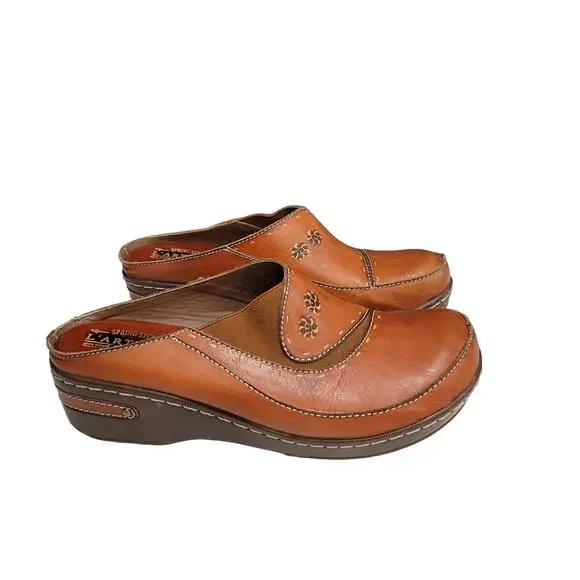 L'Artiste by Spring Step Embossed Leather Clogs Chino Size 41 - Picture 1 of 10
